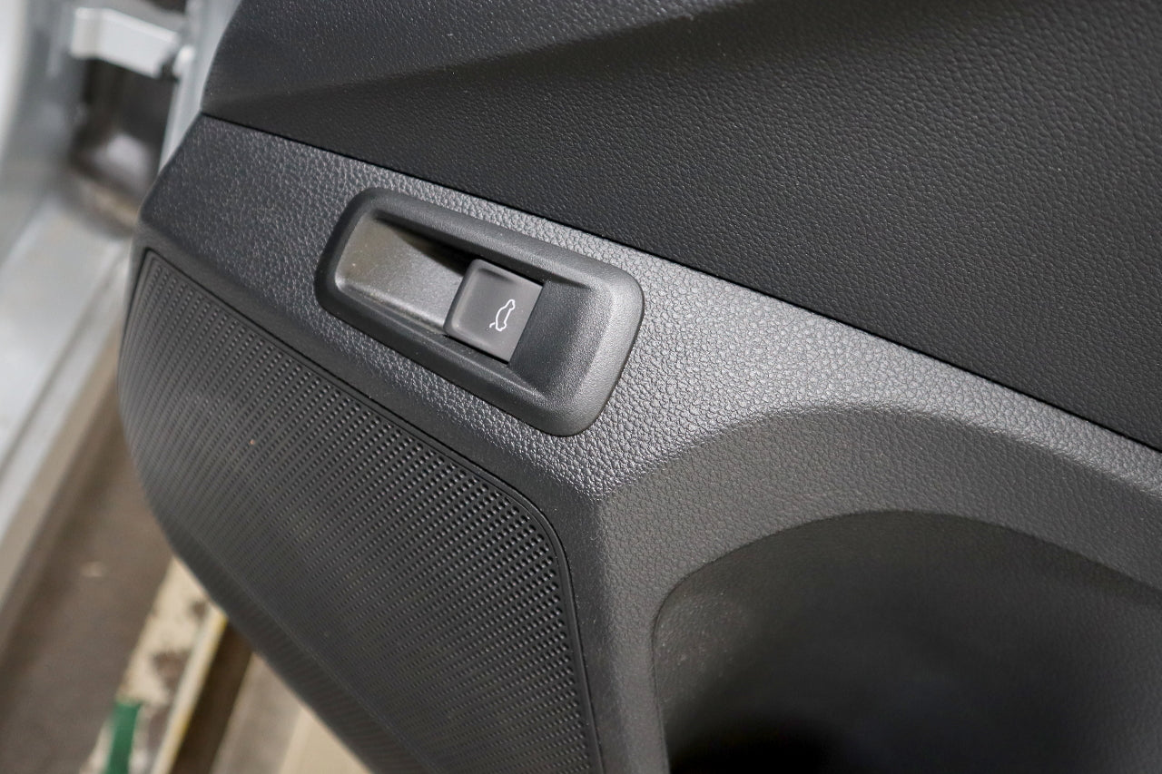 Push Button driver door eletrical tailgate for Skoda Kamiq NW4