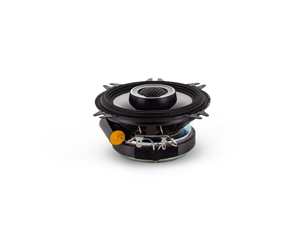 Alpine S2-S40 4-tums koaxialhögtalare från S-Series, visad från sidan. Högtalarens design inkluderar svart ram, silverdetaljer och en robust konstruktion med synliga komponenter för Hi-Res Audio-kvalitet.
