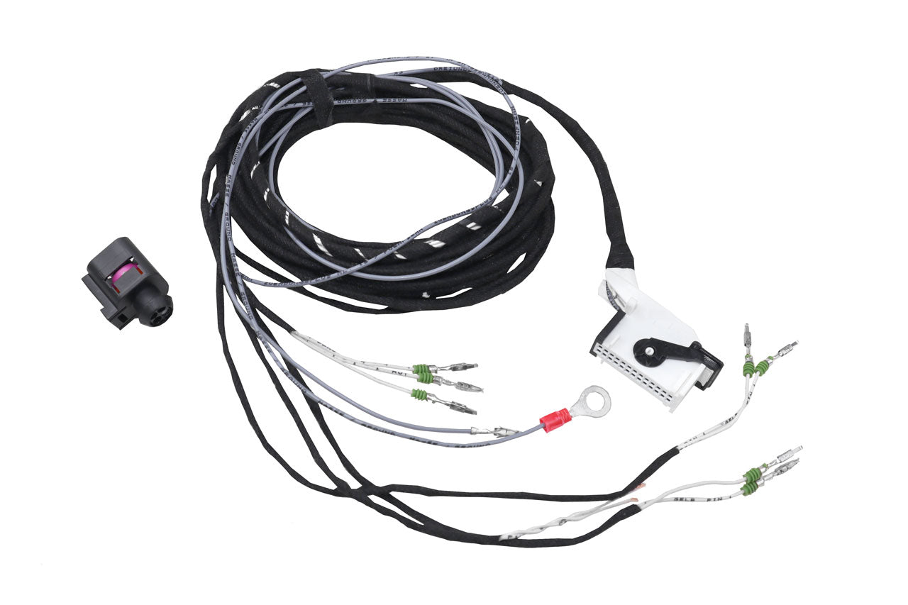 En uppsättning högtalare från JBL, inklusive två stora högtalare, två mindre diskanthögtalare och två delningsfilter, alla med en svart design och JBL-logotypen synlig på komponenterna.