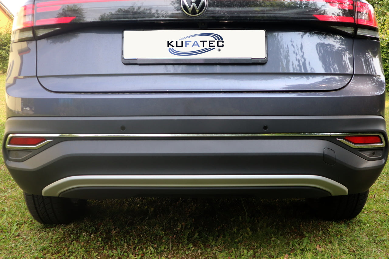 En svart JBL-högtalare i närbild, med en konformad design och JBL-logotypen i orange längst ner på konen.