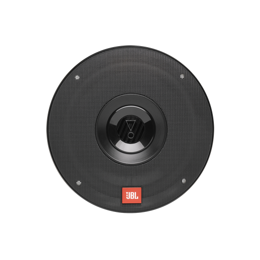 En svart JBL-högtalare med gallret på som medföljer produkten vid köp. JBL-logotypen i orange längst ner på på gallret.