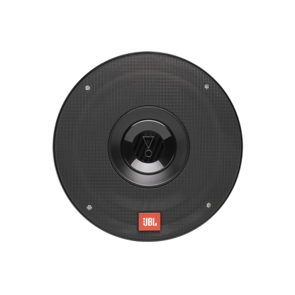 En svart JBL-högtalare med gallret på som medföljer produkten vid köp. JBL-logotypen i orange längst ner på på gallret.